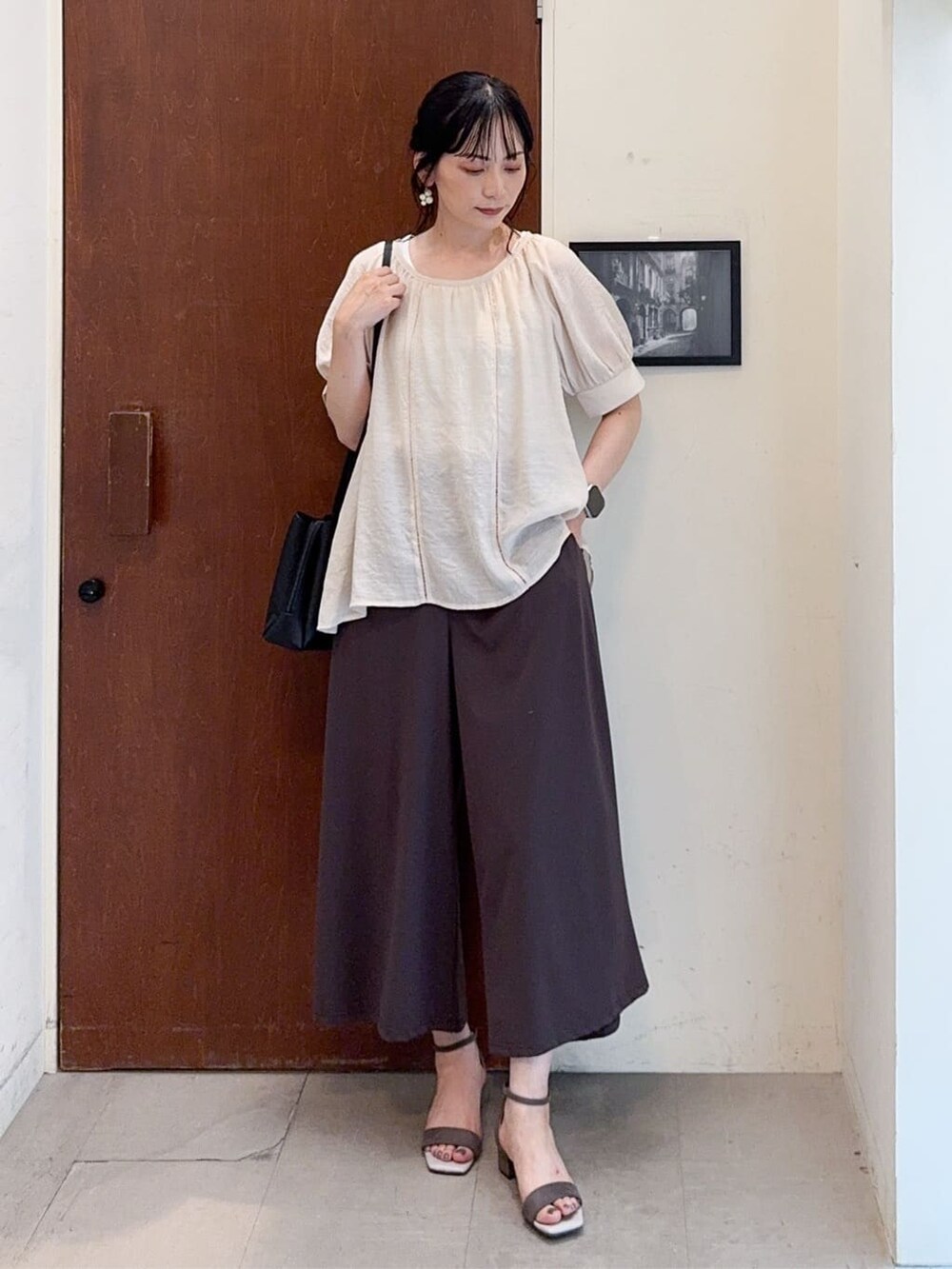 ベージュ系のシャツ/ブラウス、ブラウン系のその他パンツ、ベージュ系のサンダルを着用したレディースの夏コーディネートの2枚目の写真