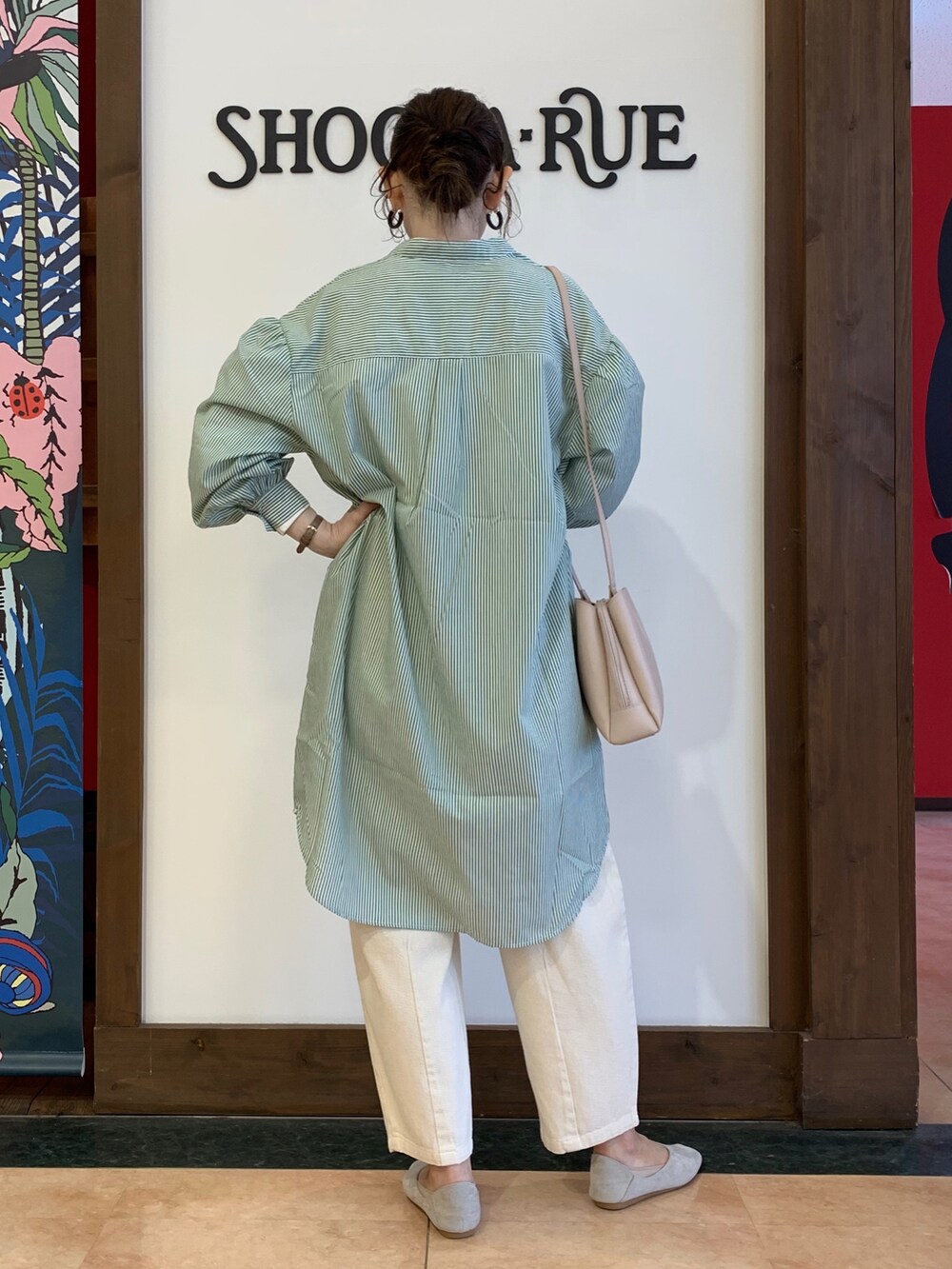 ホワイト系のTシャツ/カットソー、グリーン系のワンピース、ホワイト系のその他パンツを着用したレディースの春コーディネートの3枚目の写真