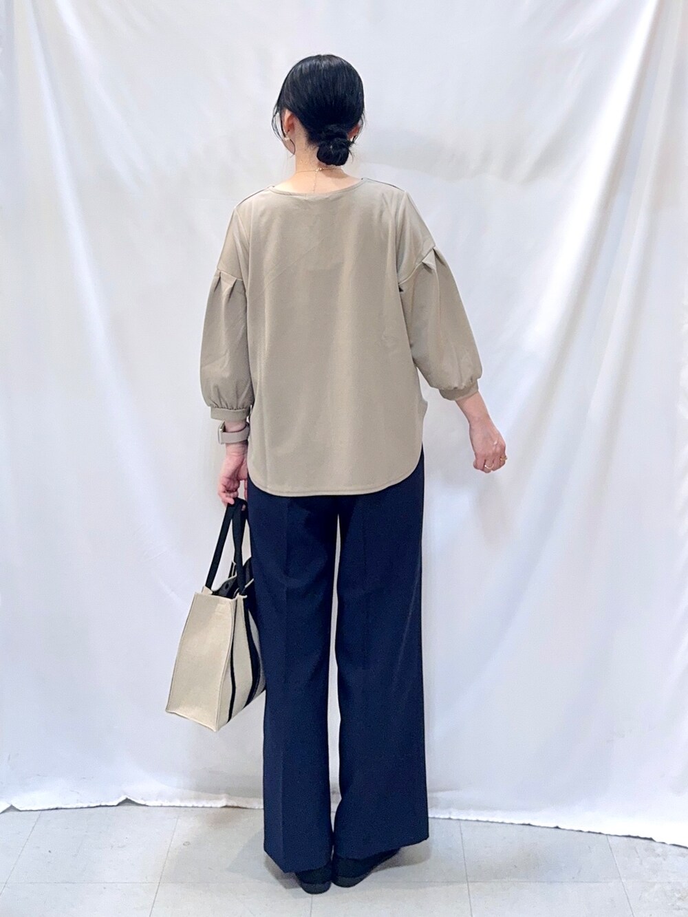 ブルー系のその他パンツ、ブラック系のパンプス、ブラック系のトートバッグを着用したレディースの秋コーディネートの4枚目の写真
