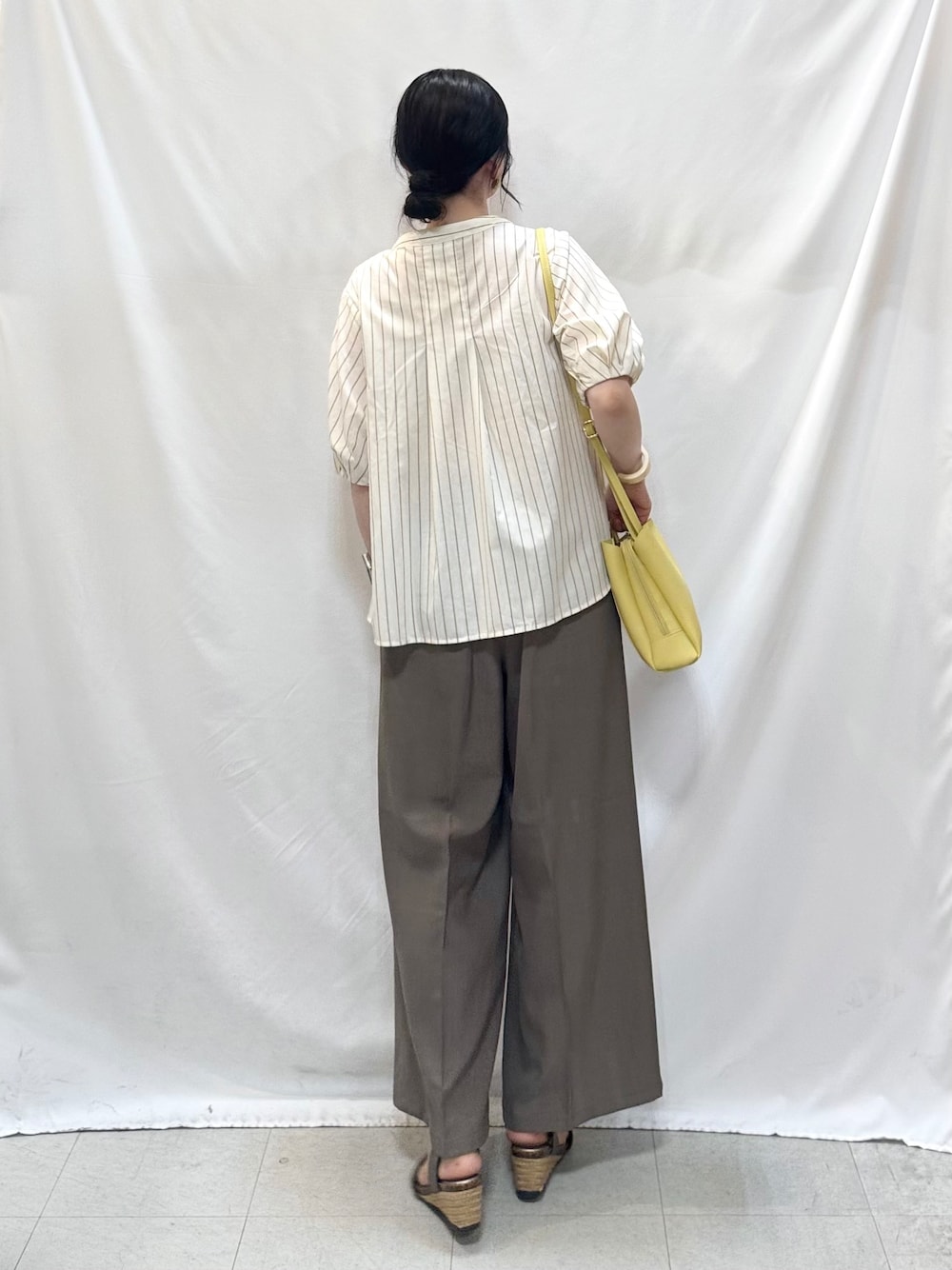 ベージュ系のシャツ/ブラウス、ブラウン系のその他パンツ、ブラウン系のサンダルを着用したレディースの夏コーディネートの5枚目の写真