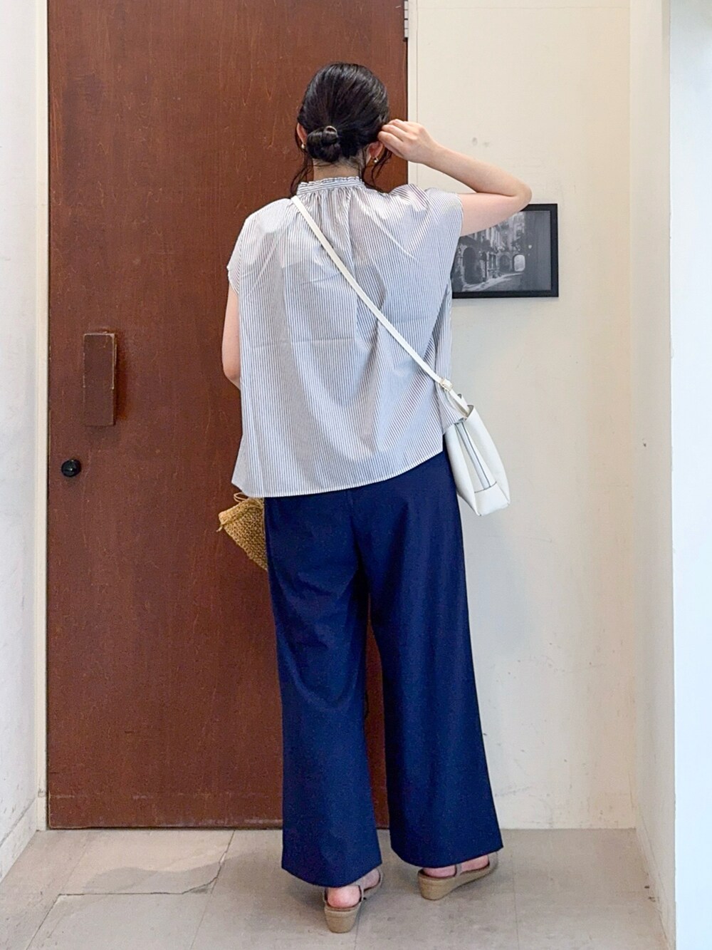 ホワイト系のシャツ/ブラウス、ブルー系のその他パンツ、ベージュ系のサンダルを着用したレディースの夏コーディネートの3枚目の写真