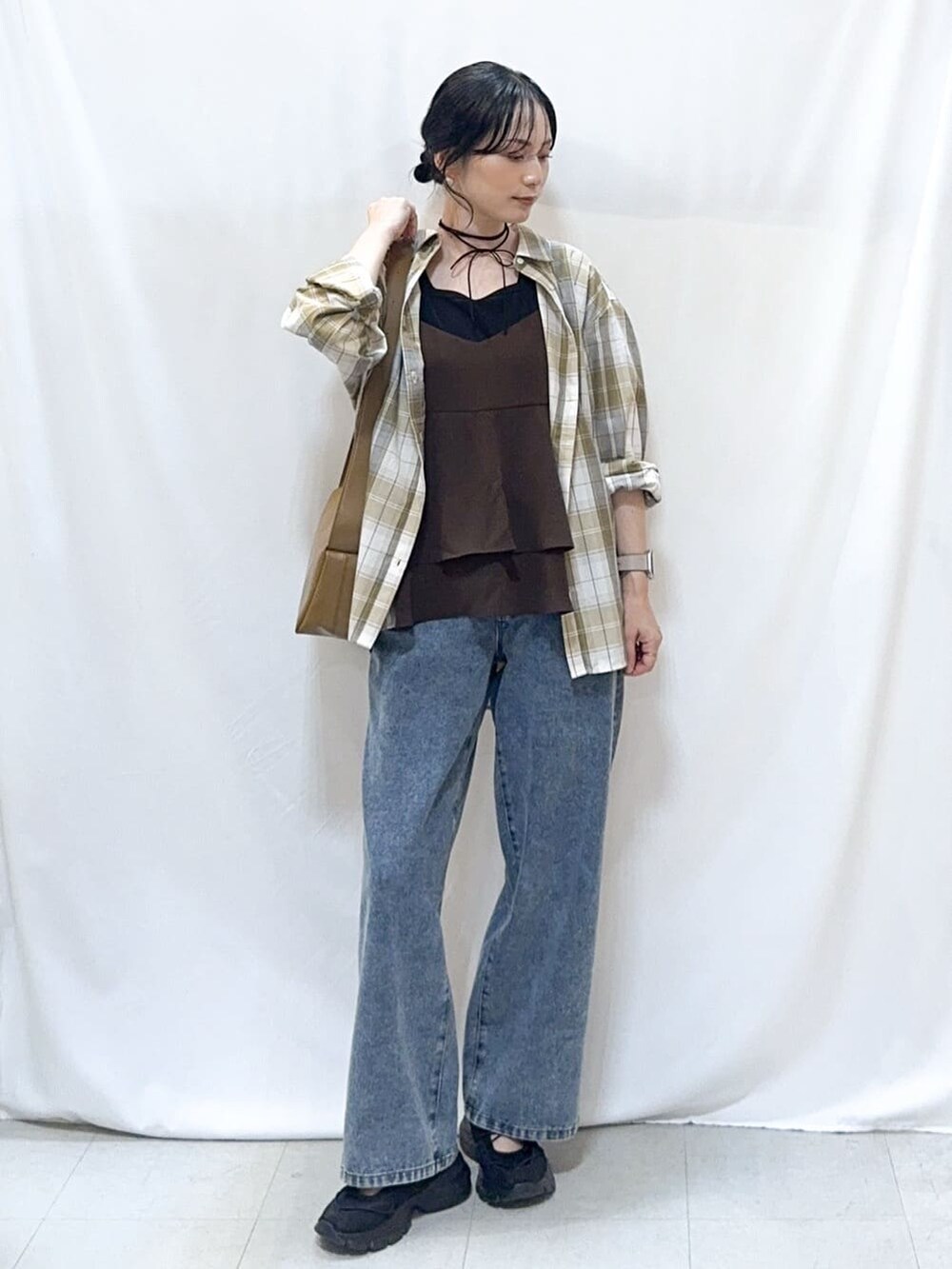 ベージュ系のシャツ/ブラウス、ブラウン系のタンクトップ、ブラック系のTシャツ/カットソーを着用したレディースの秋コーディネートの2枚目の写真
