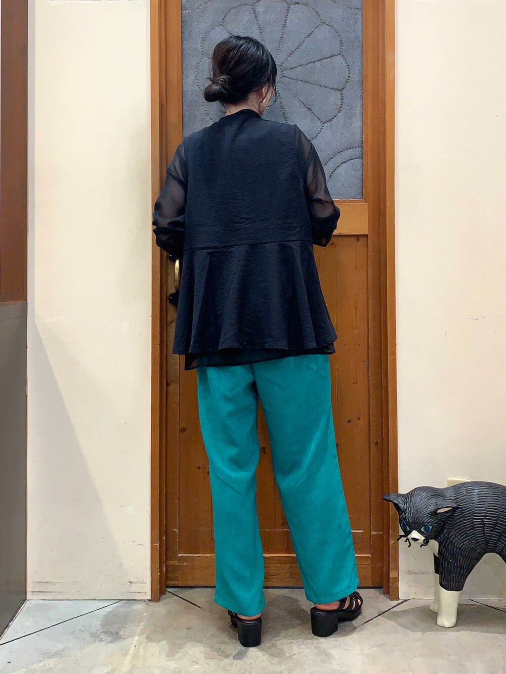 ブルー系のベスト、ブラック系のタンクトップ、ブラック系のシャツ/ブラウスを着用したレディースの春コーディネートの3枚目の写真