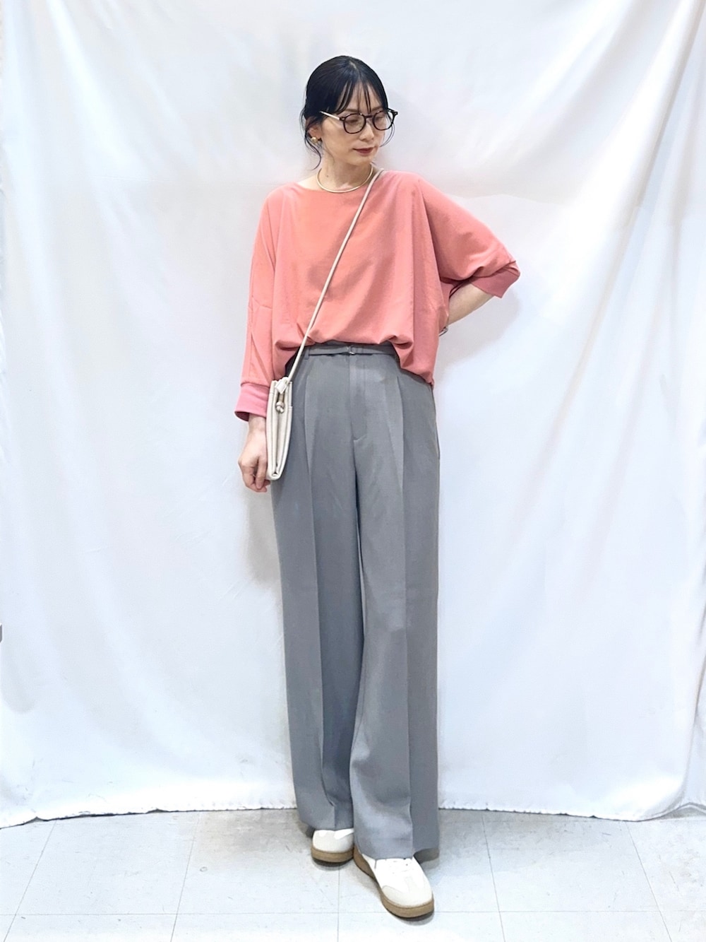 ピンク系のシャツ/ブラウス、グレー系のその他パンツ、ホワイト系のスニーカーを着用したレディースの春コーディネートの2枚目の写真