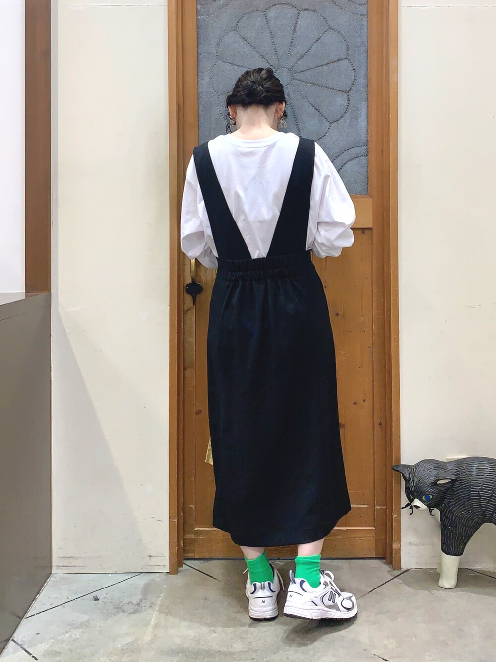 ホワイト系のTシャツ/カットソー、ブラック系のスカート、イエロー系のトートバッグを着用したレディースの春コーディネートの3枚目の写真