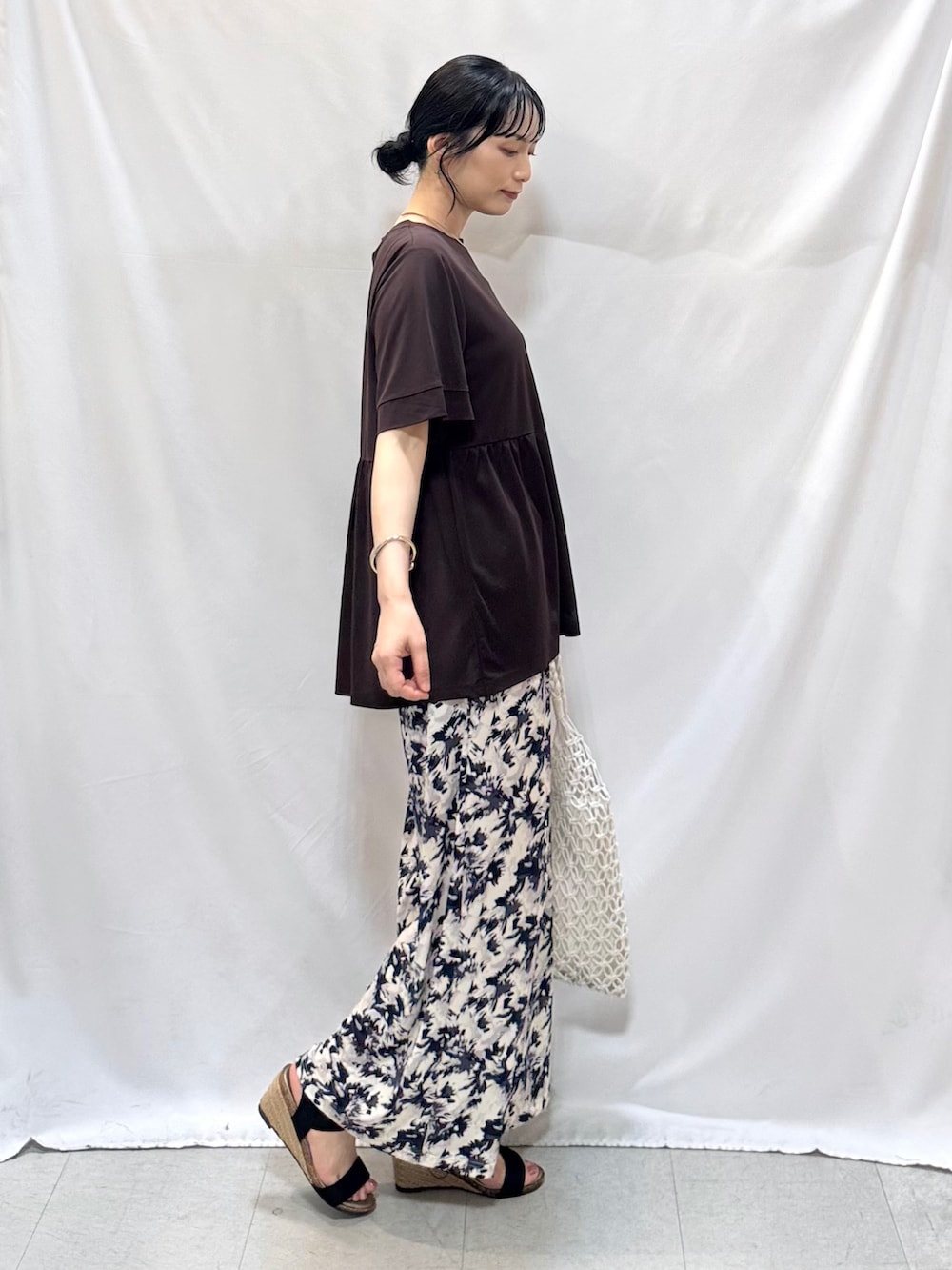 ブラウン系のTシャツ/カットソー、ブルー系のその他パンツ、ブラック系のサンダルを着用したレディースの夏コーディネートの4枚目の写真