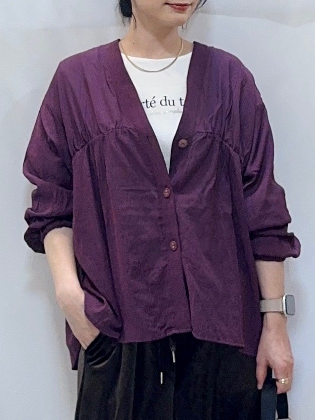 ホワイト系のTシャツ/カットソー、ブラウン系のパンプス、ブラック系のショルダーバッグを着用したレディースの秋コーディネートの5枚目の写真