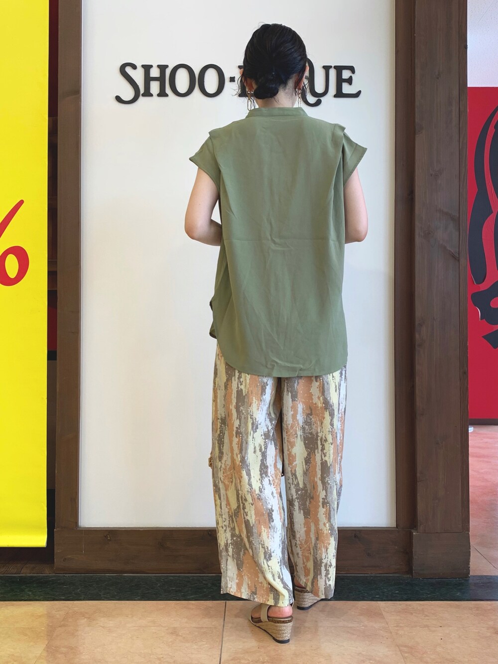 グリーン系のシャツ/ブラウス、レッド系のその他パンツ、ブラウン系のトートバッグを着用したレディースの夏コーディネートの3枚目の写真