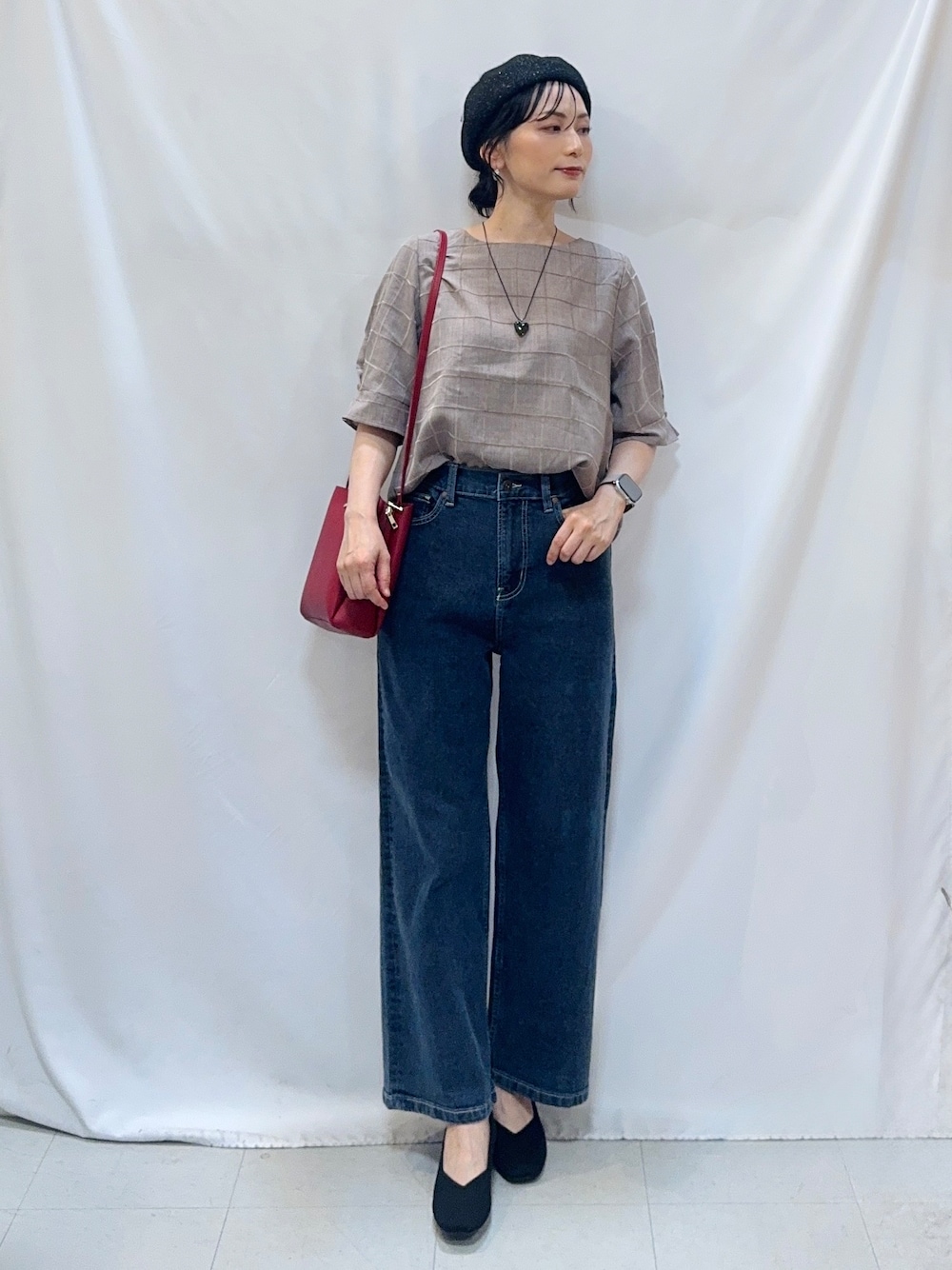ベージュ系のシャツ/ブラウス、ブルー系のデニムパンツ、ブラック系のパンプスを着用したレディースの秋コーディネートの2枚目の写真