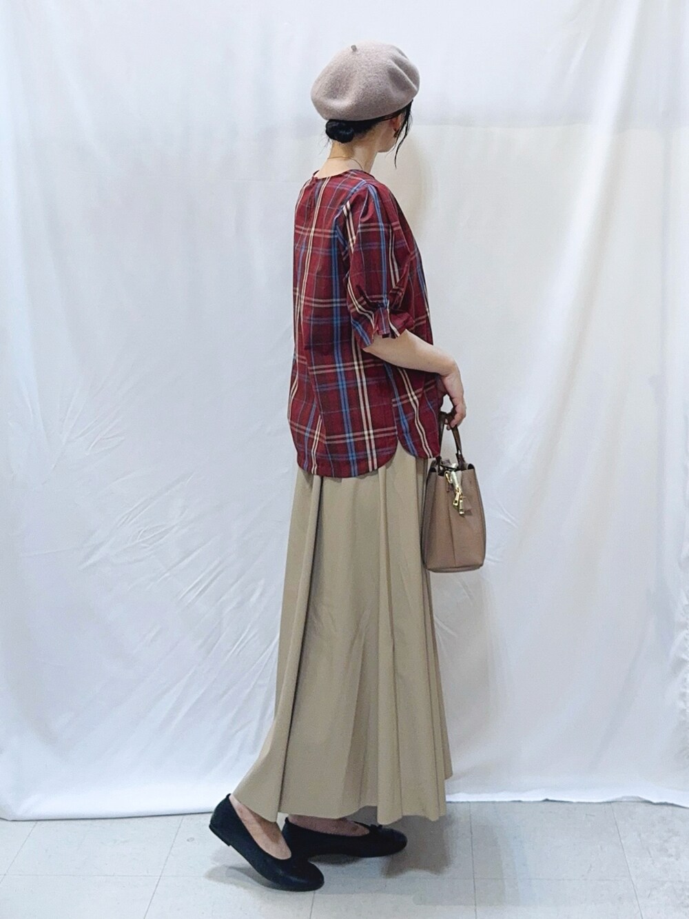 レッド系のシャツ/ブラウス、ベージュ系のスカート、ブラック系のその他シューズを着用したレディースの秋コーディネートの2枚目の写真