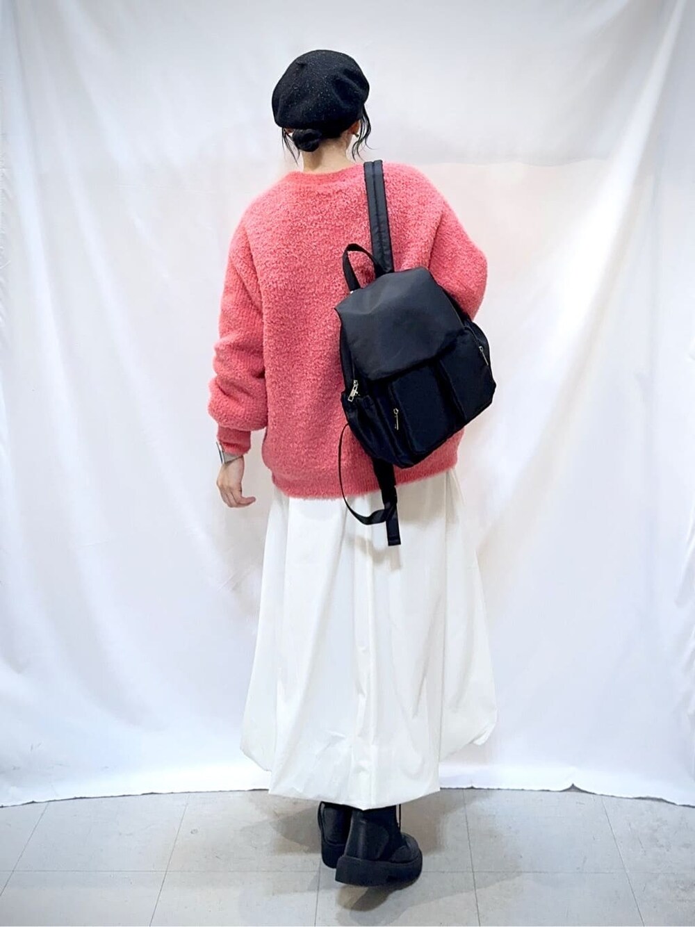 ピンク系のカーディガン/ボレロ、ブラック系のTシャツ/カットソー、ホワイト系のスカートを着用したレディースの秋コーディネートの5枚目の写真