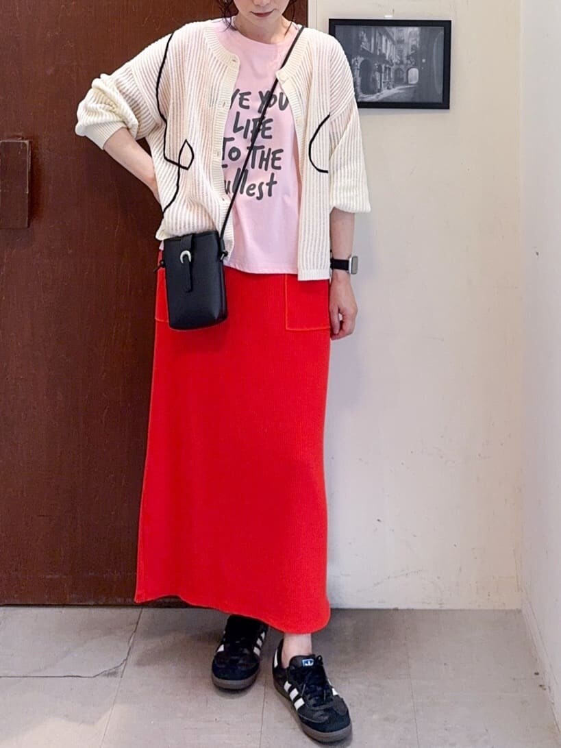 ホワイト系のカーディガン/ボレロ、ピンク系のTシャツ/カットソー、オレンジ系のスカートを着用したレディースの春コーディネートの5枚目の写真