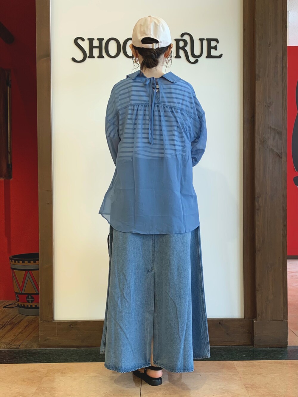 ブルー系のTシャツ/カットソー、ブルー系のシャツ/ブラウス、ベージュ系のトートバッグを着用したレディースの夏コーディネートの3枚目の写真