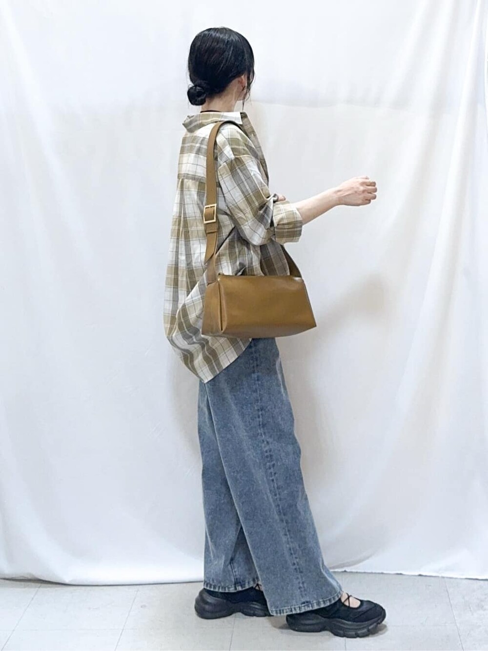 ベージュ系のシャツ/ブラウス、ブラウン系のタンクトップ、ブラック系のTシャツ/カットソーを着用したレディースの秋コーディネートの3枚目の写真