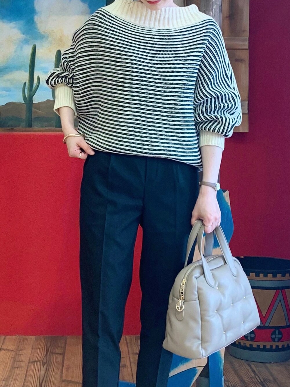 ベージュ系のニット/セーター、ブラック系のその他パンツ、ブラック系のパンプスを着用したレディースの秋コーディネートの3枚目の写真