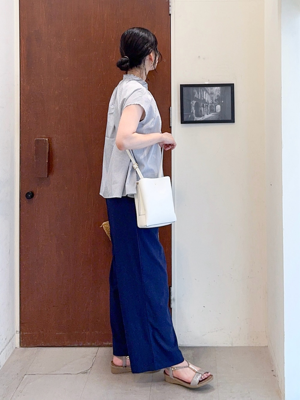 ホワイト系のシャツ/ブラウス、ブルー系のその他パンツ、ベージュ系のサンダルを着用したレディースの夏コーディネートの2枚目の写真