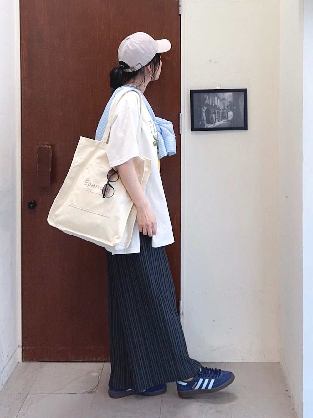 ホワイト系のTシャツ/カットソー、ブルー系のシャツ/ブラウス、グレー系のその他パンツを着用したレディースの夏コーディネートの3枚目の写真
