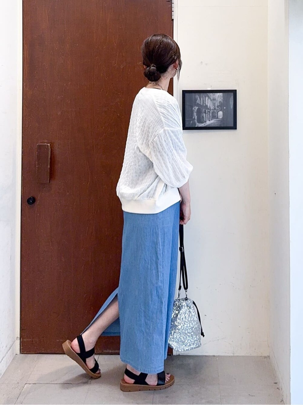 ホワイト系のカーディガン/ボレロ、ブルー系のワンピース、グレー系のTシャツ/カットソーを着用したレディースの夏コーディネートの4枚目の写真