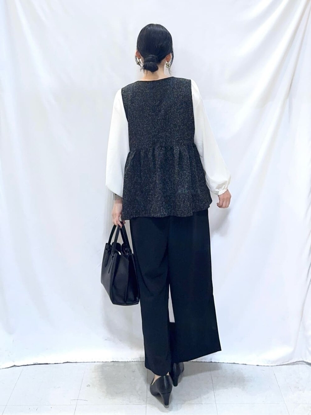 ブラック系のシャツ/ブラウス、ブラック系のその他パンツ、ブラック系のパンプスを着用したレディースの春コーディネートの4枚目の写真