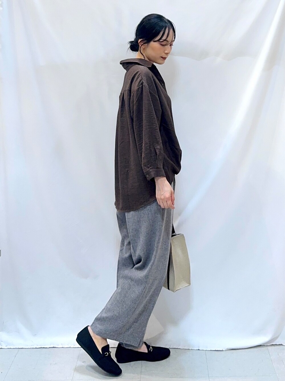 グレー系のその他パンツ、ブラック系のその他シューズ、ブラック系のトートバッグを着用したレディースの秋コーディネートの2枚目の写真