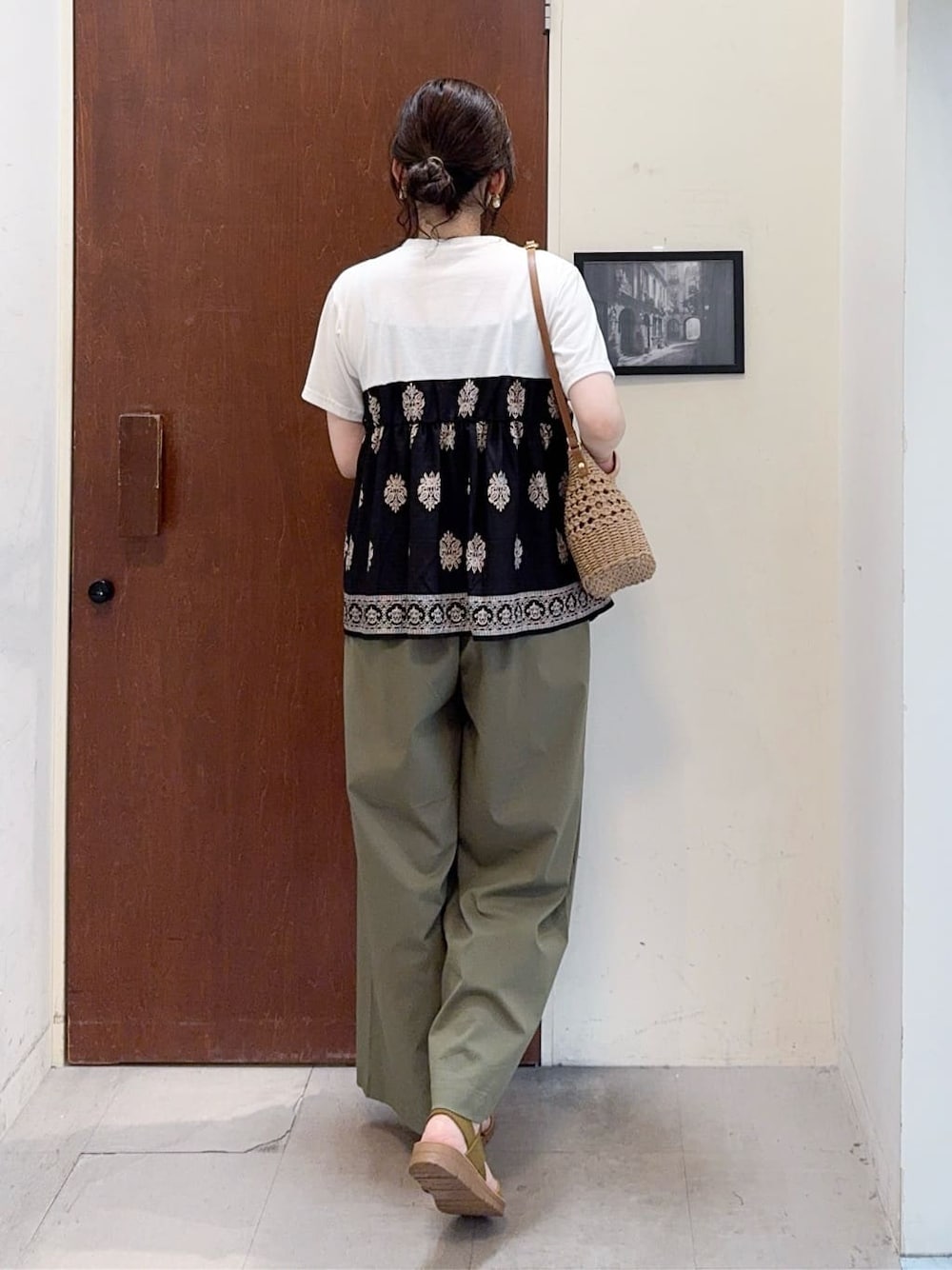 ブラック系のTシャツ/カットソー、グリーン系のその他パンツ、イエロー系のサンダルを着用したレディースの夏コーディネートの3枚目の写真