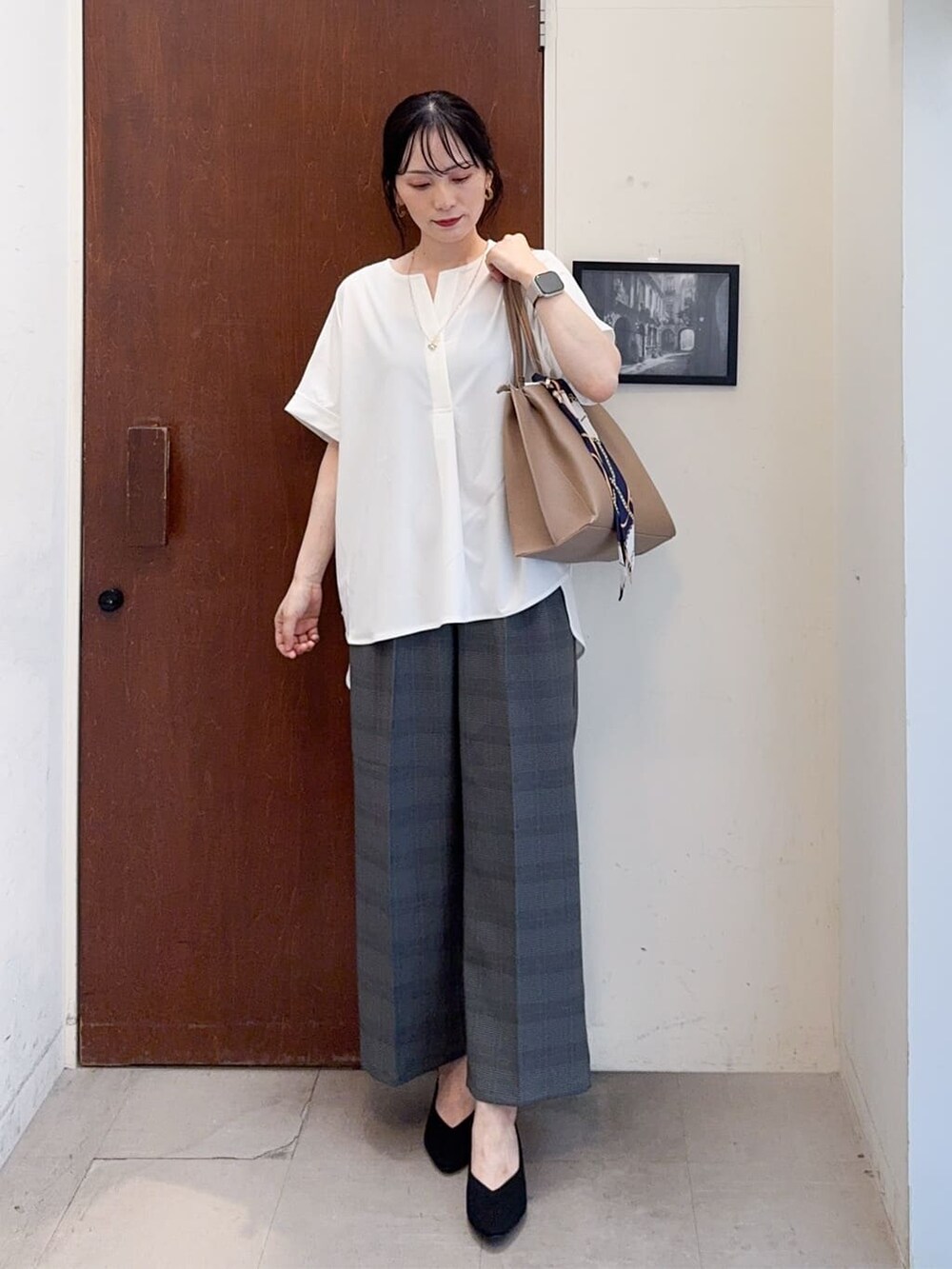 ホワイト系のTシャツ/カットソー、グレー系のその他パンツ、ブラック系のパンプスを着用したレディースの夏コーディネートの3枚目の写真