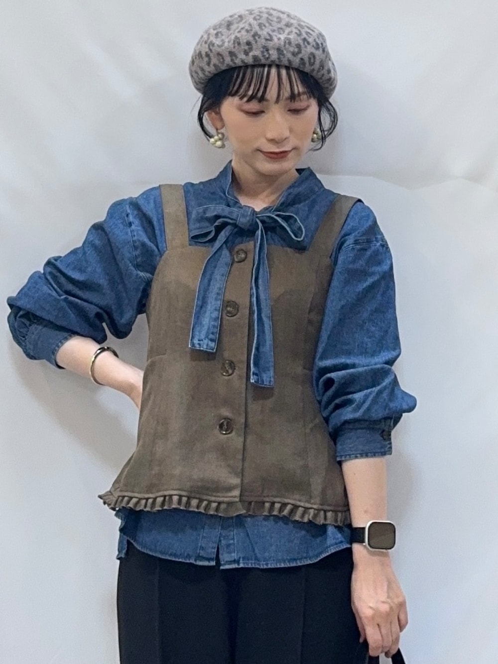 ブルー系のシャツ/ブラウス、ブラック系のその他パンツ、ブラック系のブーツを着用したレディースの秋コーディネートの6枚目の写真
