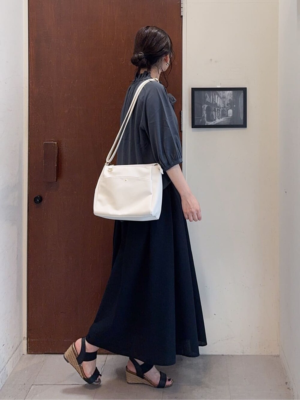 グレー系のシャツ/ブラウス、ブラック系のスカート、ブラック系のサンダルを着用したレディースの夏コーディネートの2枚目の写真