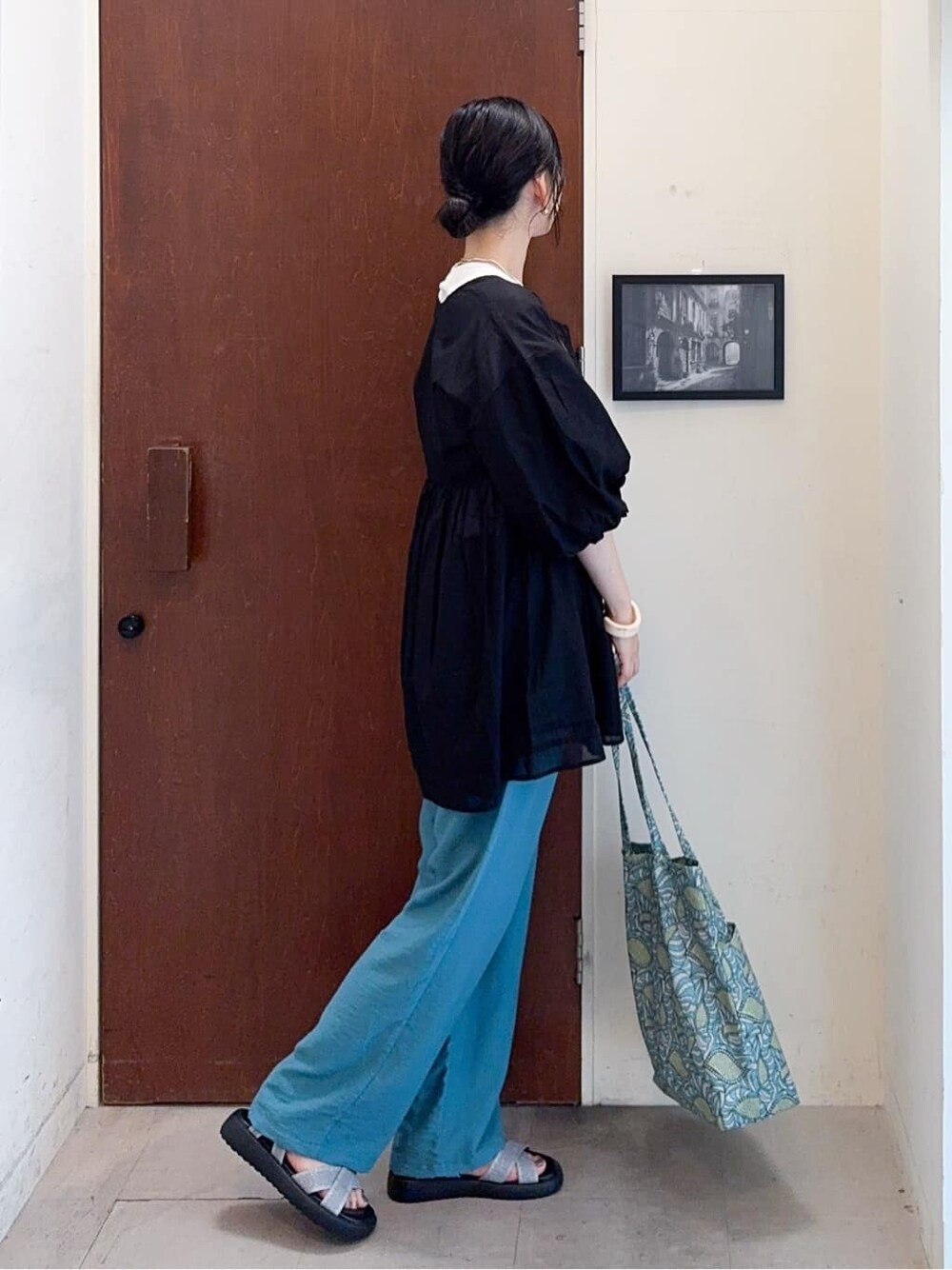 ブラック系のシャツ/ブラウス、ホワイト系のTシャツ/カットソー、グリーン系のその他パンツを着用したレディースの夏コーディネートの3枚目の写真