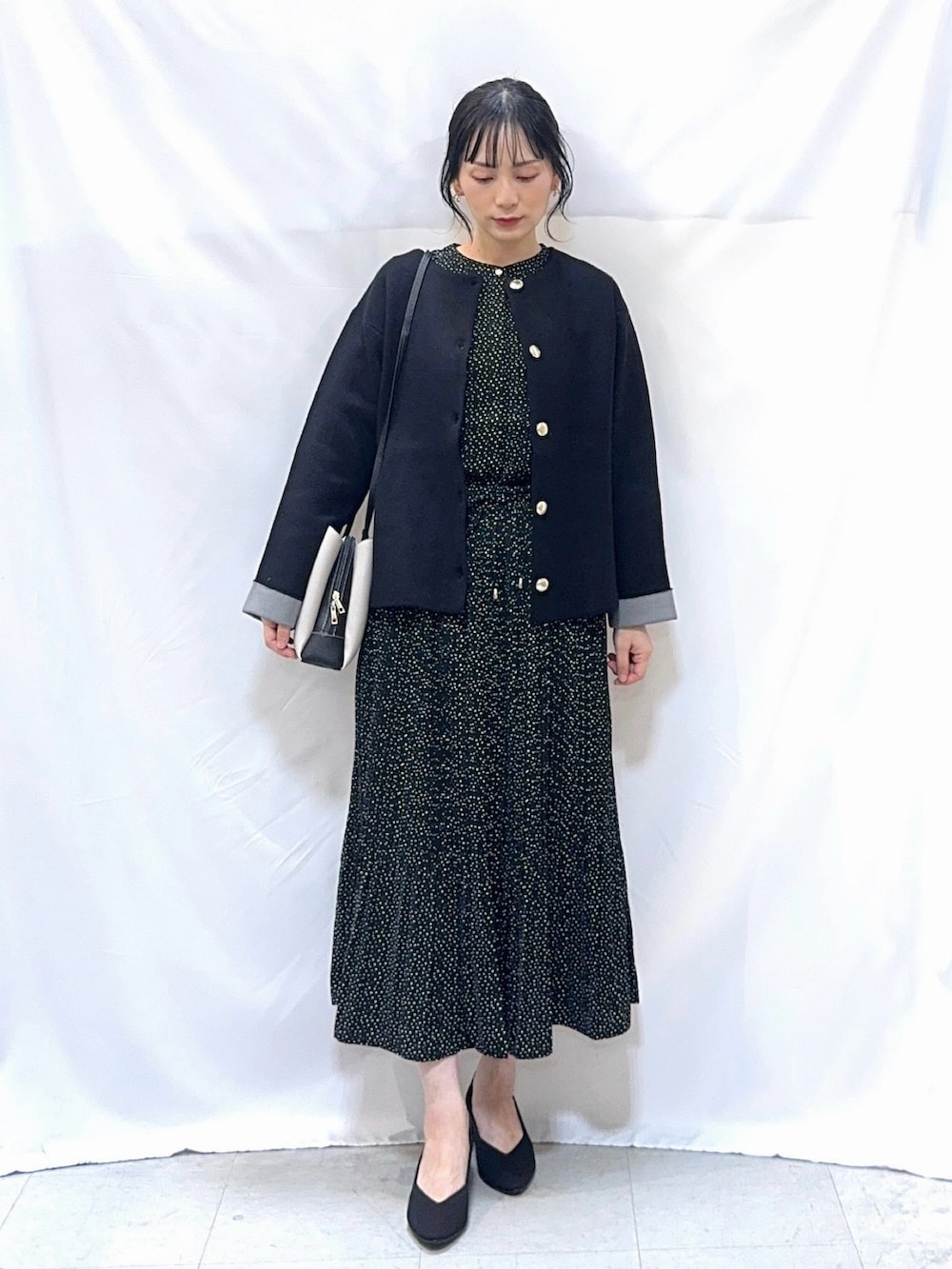 ブラック系のカーディガン/ボレロ、ブラック系のシャツ/ブラウス、ブラック系のスカートを着用したレディースの秋コーディネートの2枚目の写真