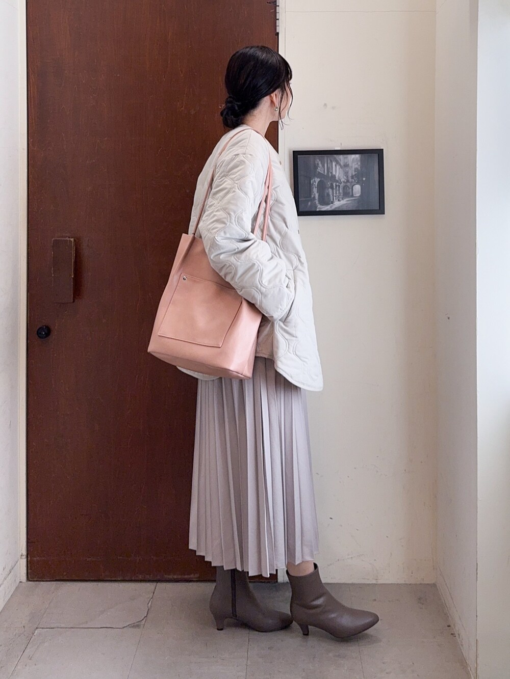 ベージュ系のブルゾン、ブルー系のニット/セーター、ベージュ系のスカートを着用したレディースの冬コーディネートの2枚目の写真