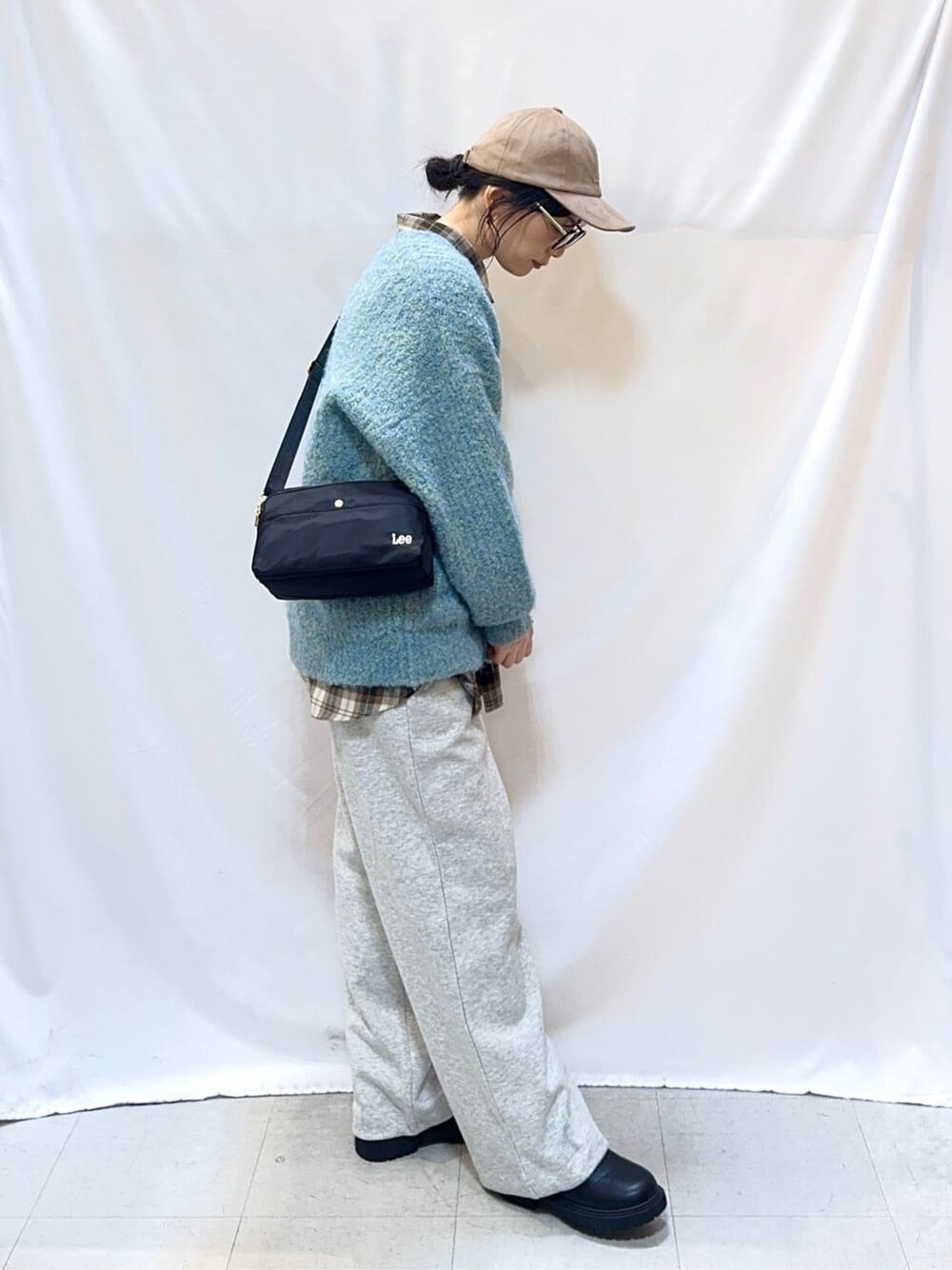 ブルー系のカーディガン/ボレロ、ブラウン系のシャツ/ブラウス、グレー系のその他パンツを着用したレディースの冬コーディネートの4枚目の写真
