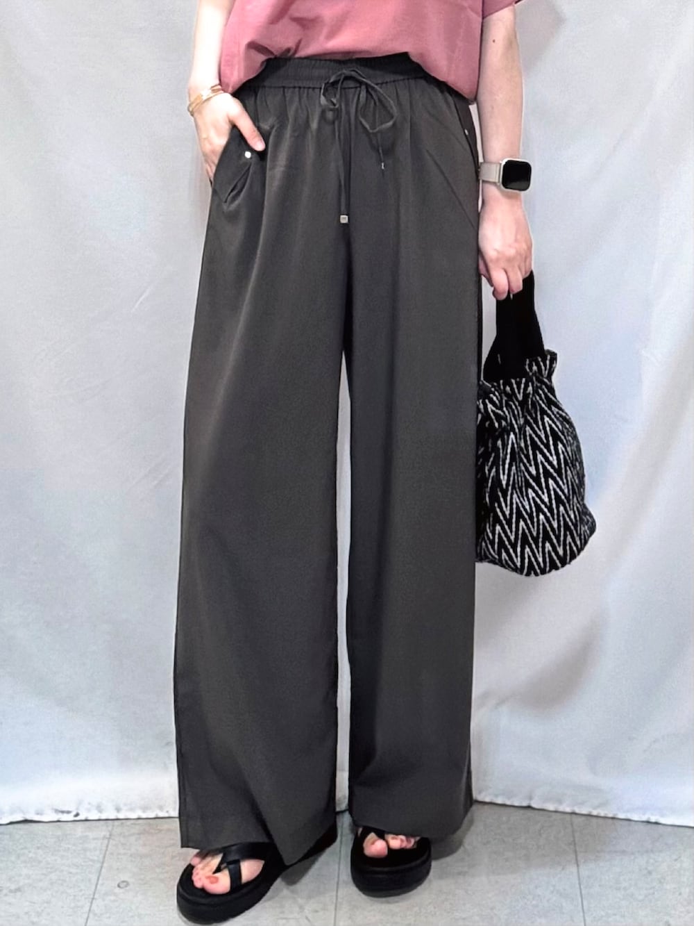 ピンク系のシャツ/ブラウス、ブラウン系のその他パンツ、ブラック系のサンダルを着用したレディースの夏コーディネートの8枚目の写真