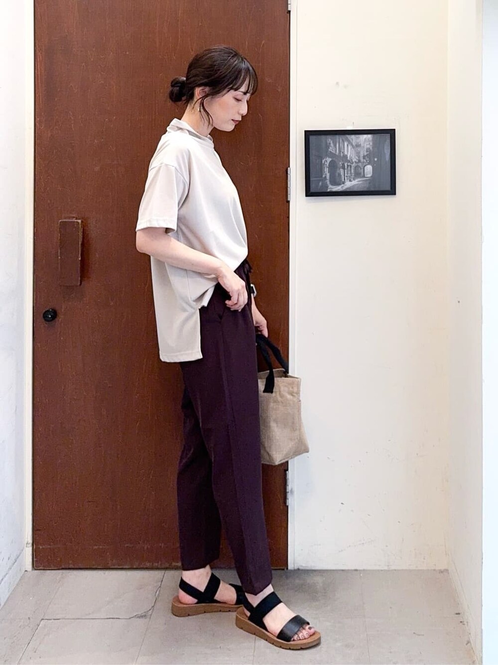 ベージュ系のTシャツ/カットソー、ブラウン系のその他パンツ、ブラック系のサンダルを着用したレディースの夏コーディネートの3枚目の写真