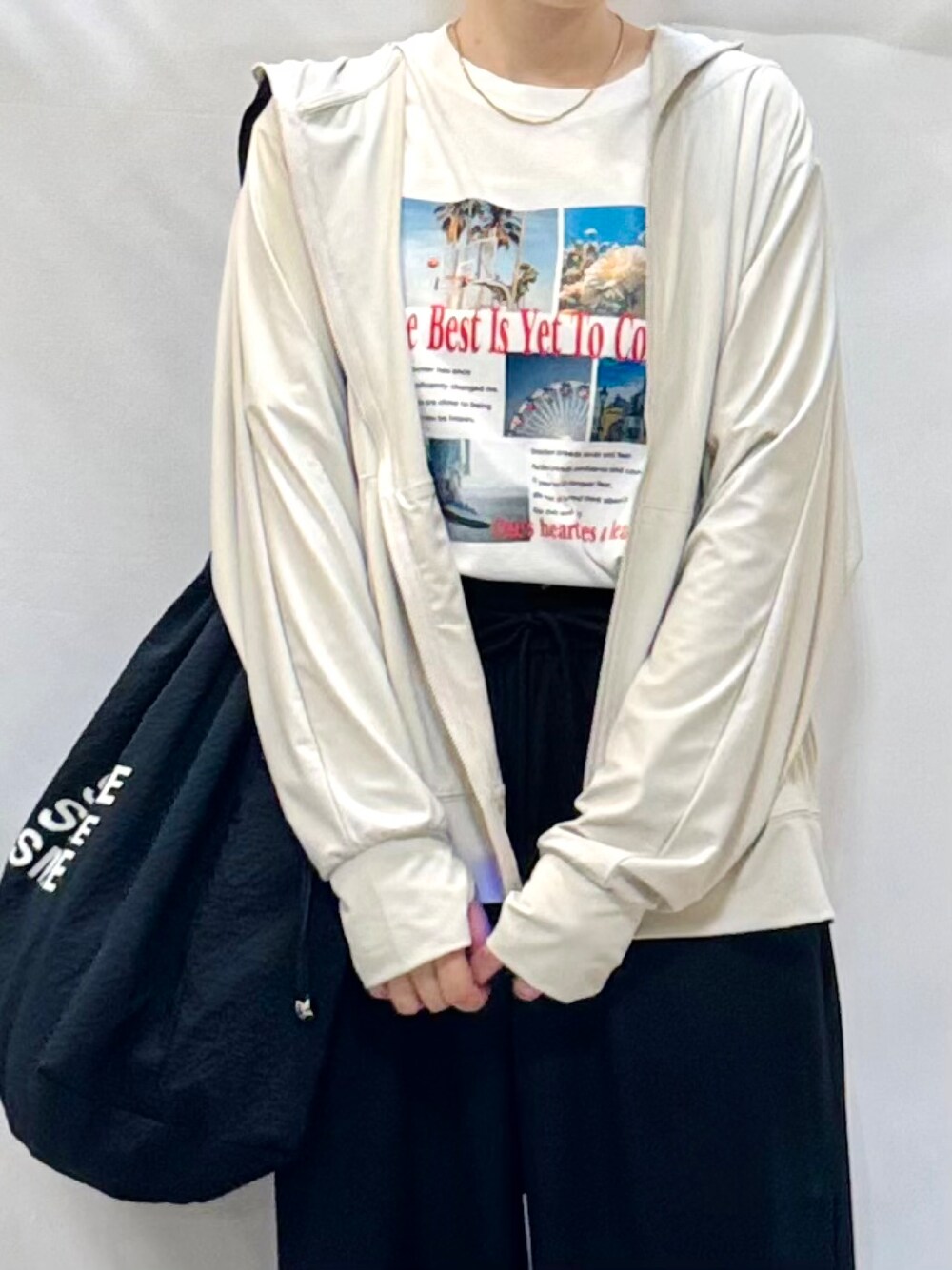 ベージュ系のカーディガン/ボレロ、ホワイト系のTシャツ/カットソー、ブラック系のその他パンツを着用したレディースの夏コーディネートの7枚目の写真
