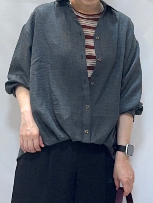 グレー系のシャツ/ブラウス、ブラック系のその他パンツ、ブラウン系のその他シューズを着用したレディースの秋コーディネートの7枚目の写真