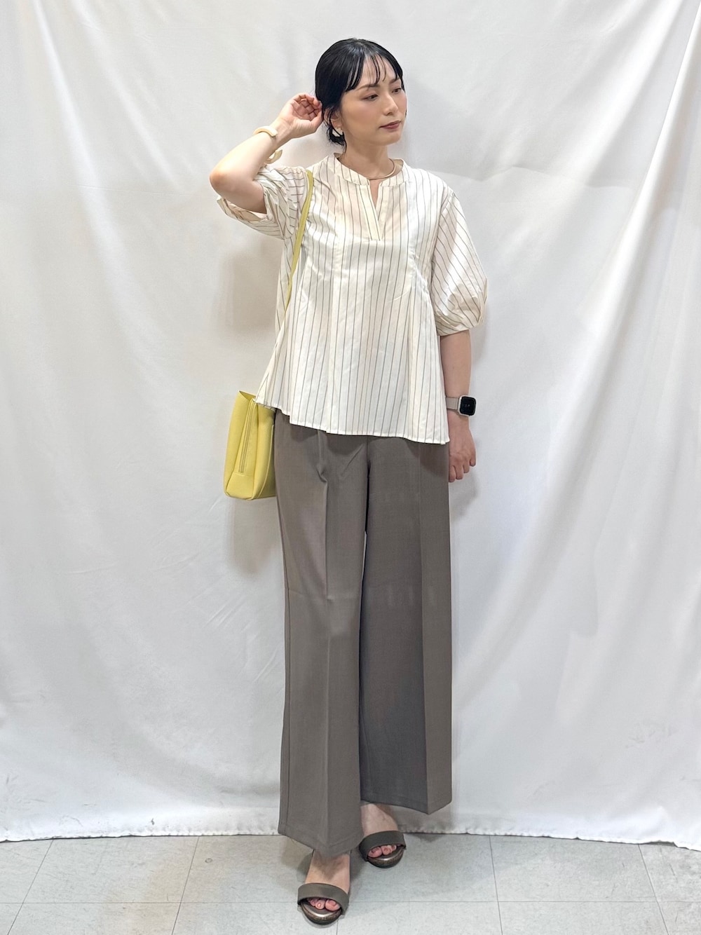 ベージュ系のシャツ/ブラウス、ブラウン系のその他パンツ、ブラウン系のサンダルを着用したレディースの夏コーディネートの2枚目の写真