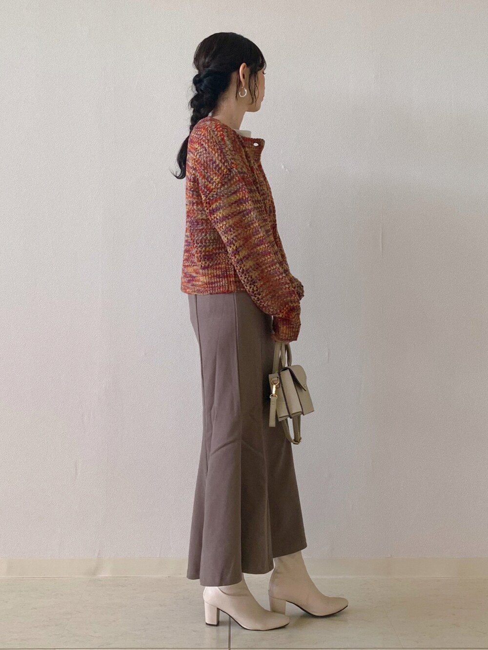 ベージュ系のTシャツ/カットソー、ピンク系のカーディガン/ボレロ、ブラウン系のスカートを着用したレディースの秋コーディネートの2枚目の写真