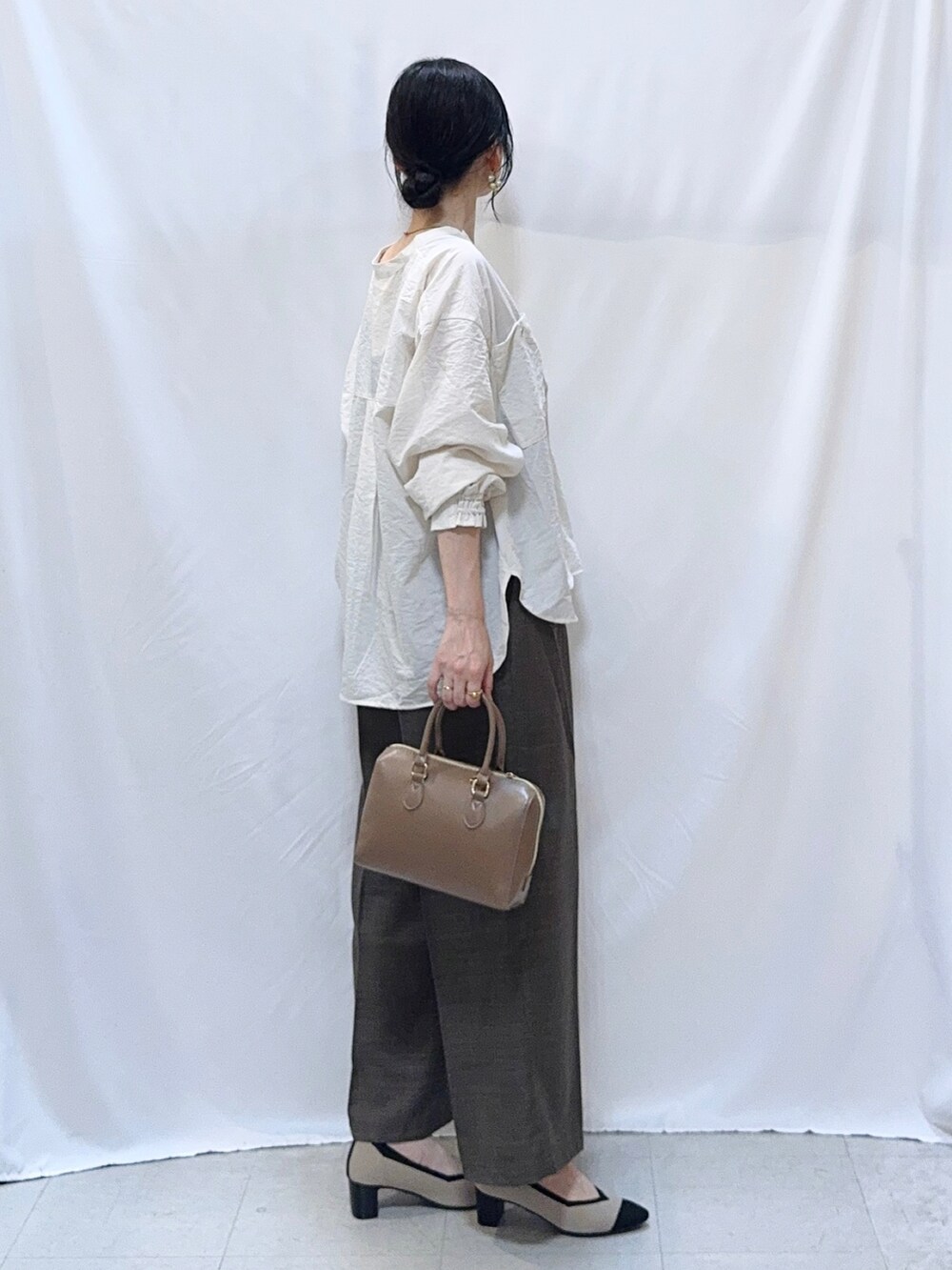 ベージュ系のシャツ/ブラウス、ブラウン系のその他パンツ、ブラウン系のショルダーバッグを着用したレディースの秋コーディネートの4枚目の写真