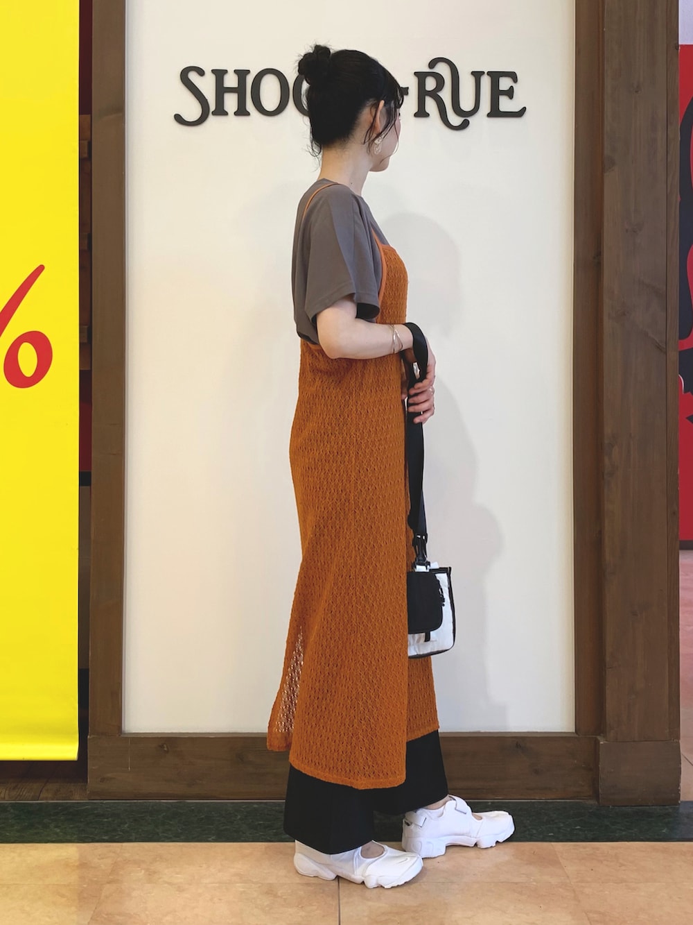 グレー系のTシャツ/カットソー、レッド系のワンピース、ブラック系のその他パンツを着用したレディースの夏コーディネートの2枚目の写真