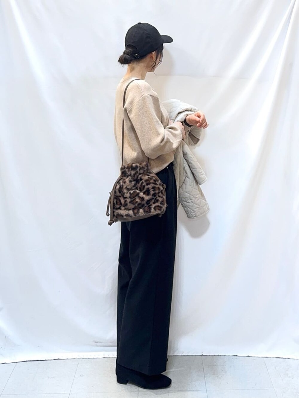 ベージュ系のノーカラージャケット、ベージュ系のニット/セーター、ブラック系のその他パンツを着用したレディースの冬コーディネートの8枚目の写真