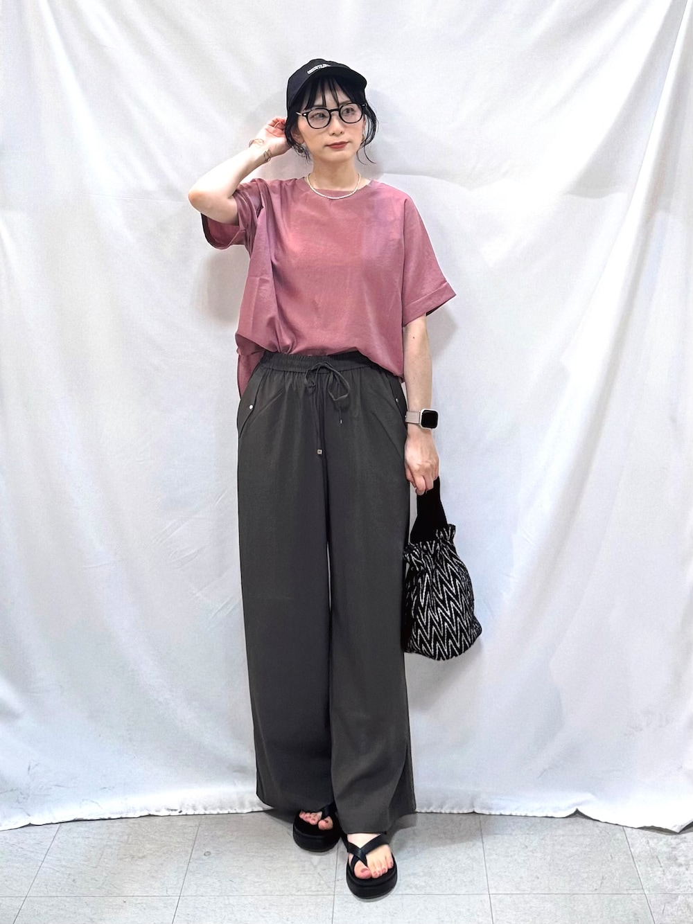 ピンク系のシャツ/ブラウス、ブラウン系のその他パンツ、ブラック系のサンダルを着用したレディースの夏コーディネートの3枚目の写真