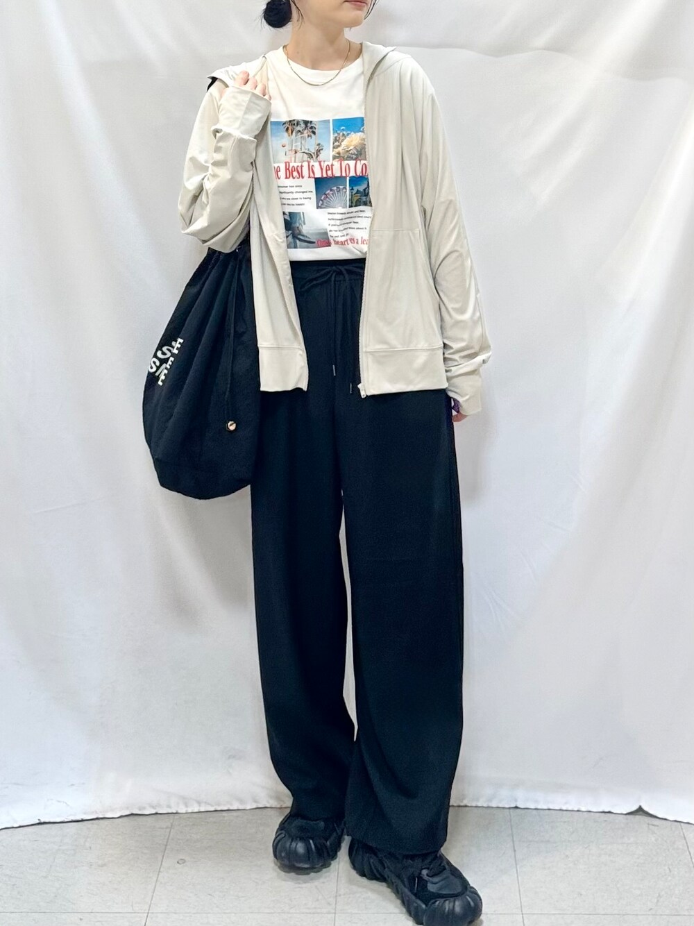 ベージュ系のカーディガン/ボレロ、ホワイト系のTシャツ/カットソー、ブラック系のその他パンツを着用したレディースの夏コーディネートの6枚目の写真