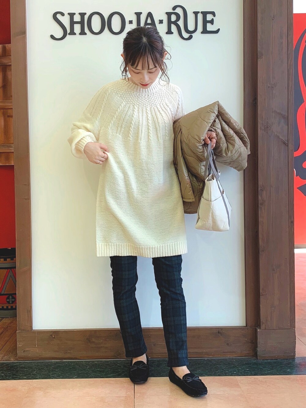 ベージュ系のその他アウター、ホワイト系のニット/セーター、グレー系のトートバッグを着用したレディースの秋コーディネートの2枚目の写真