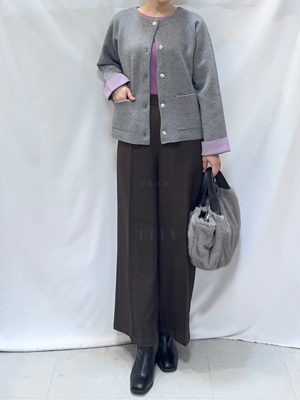 グレー系のカーディガン/ボレロ、ピンク系のニット/セーター、ブラウン系のその他パンツを着用したレディースの秋コーディネートの6枚目の写真