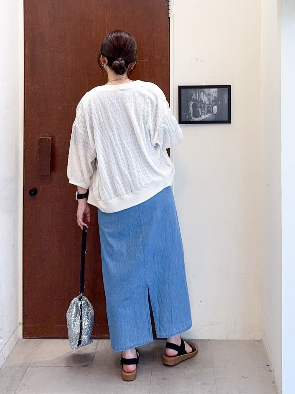 ホワイト系のカーディガン/ボレロ、ブルー系のワンピース、グレー系のTシャツ/カットソーを着用したレディースの夏コーディネートの5枚目の写真