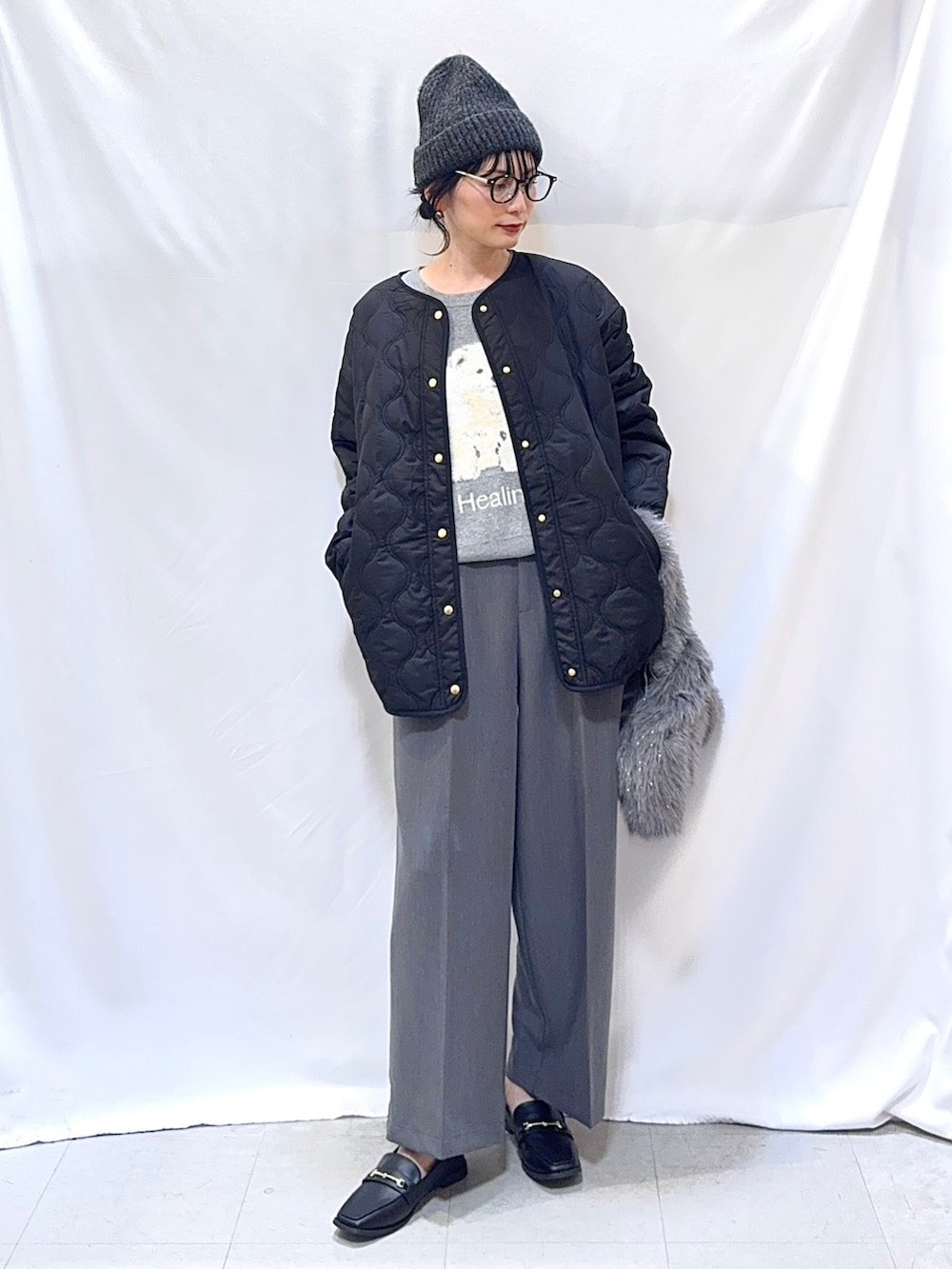 ブラック系のその他シューズ、グレー系のトートバッグ、グレー系のその他パンツを着用したレディースの秋コーディネートの2枚目の写真