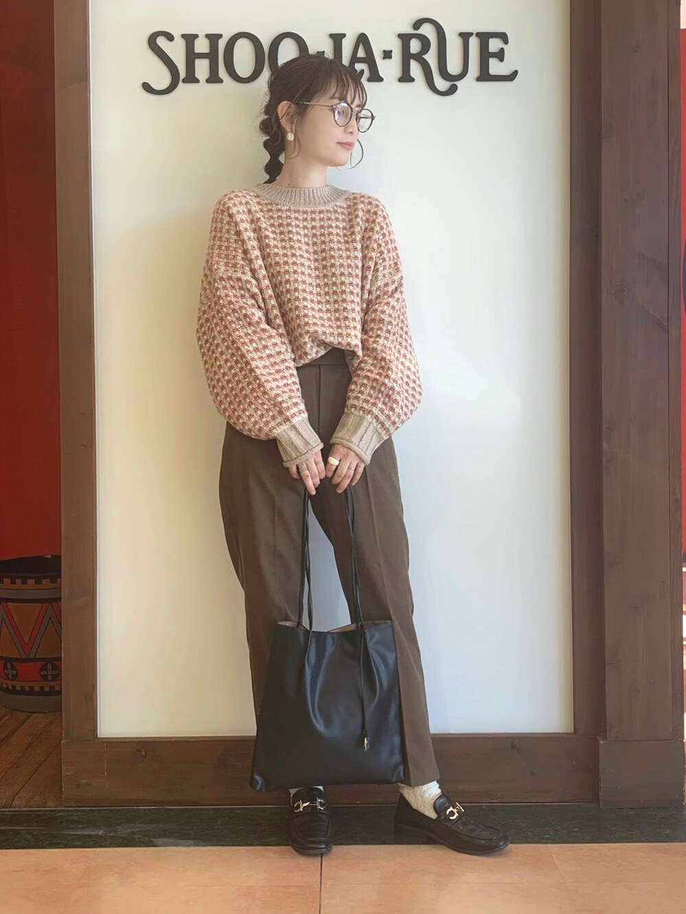 ベージュ系のニット/セーター、グリーン系のその他パンツ、ブラック系のトートバッグを着用したレディースの冬コーディネートの2枚目の写真