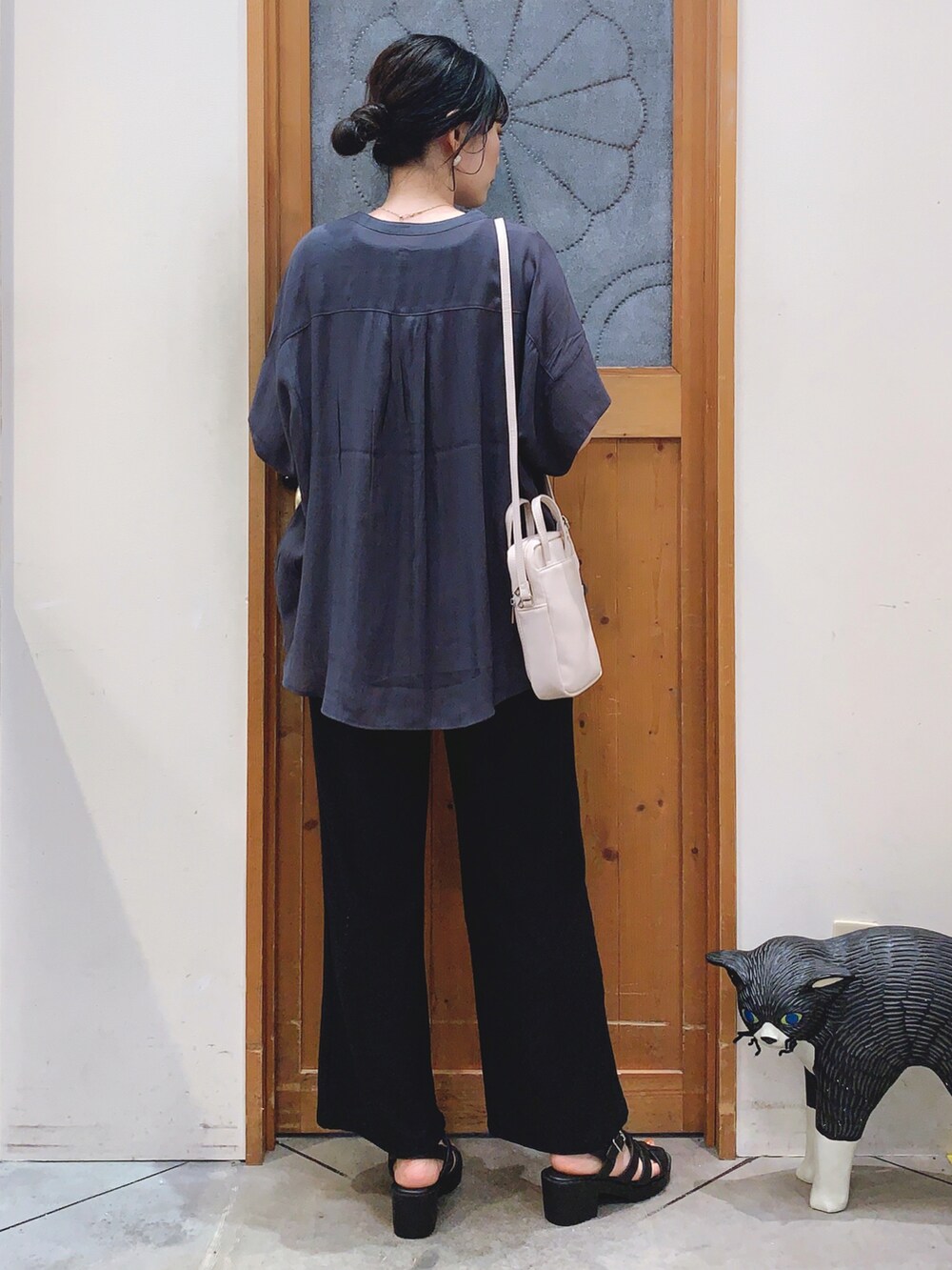 ブラック系のタンクトップ、グレー系のシャツ/ブラウス、ブラック系のその他パンツを着用したレディースの春コーディネートの3枚目の写真