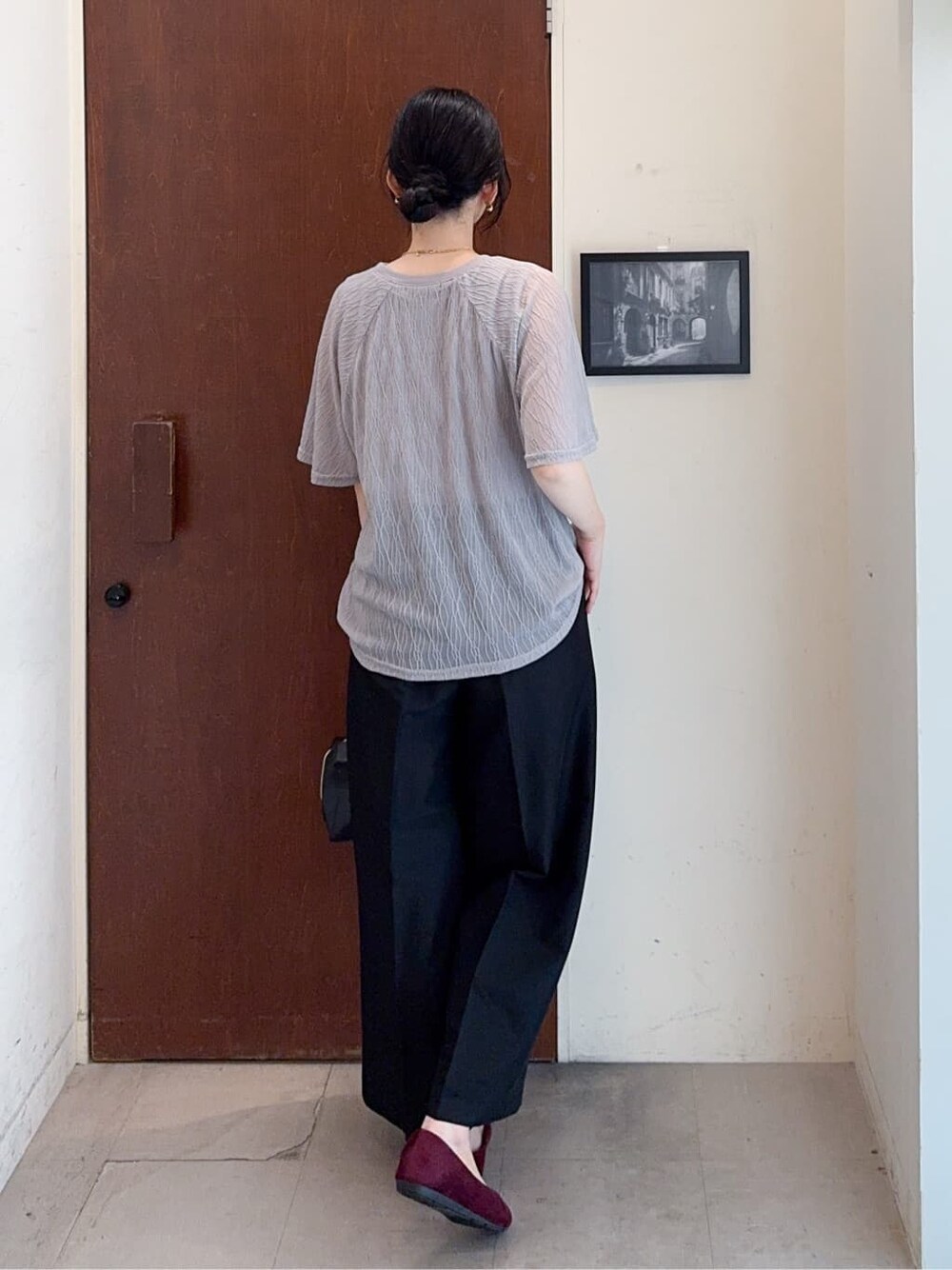 グレー系のTシャツ/カットソー、ブラック系のその他パンツ、レッド系のその他シューズを着用したレディースの秋コーディネートの4枚目の写真